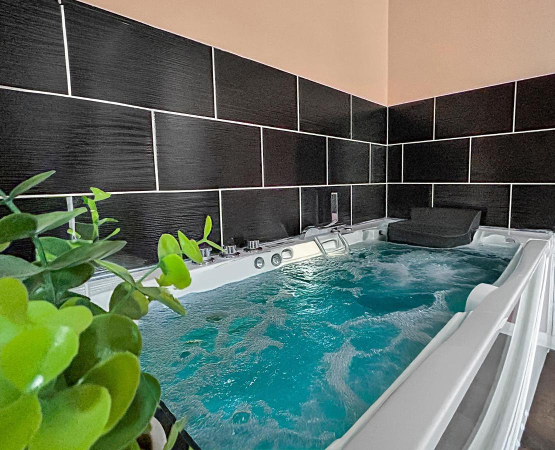 Balnéo Privée Wifi Fibre Chic & Détente Romantique - B&B Tourcoing