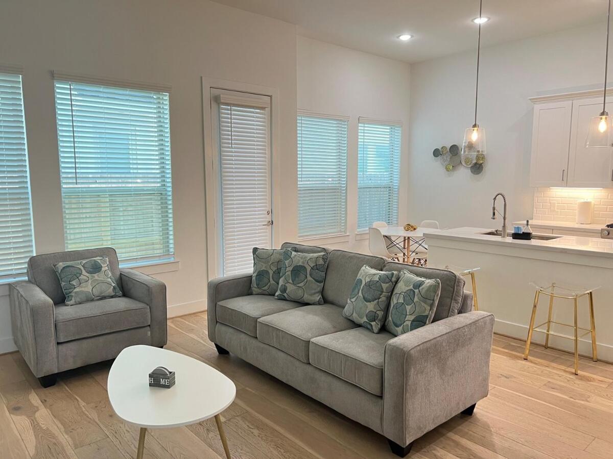 2 story house by Houston Heights - B&B Houston