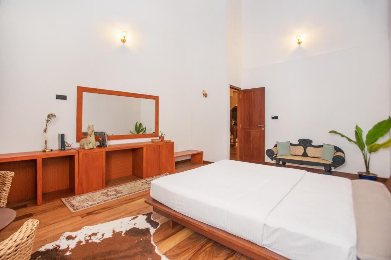 Zimmer mit Kingsize-Bett und Gartenblick. 