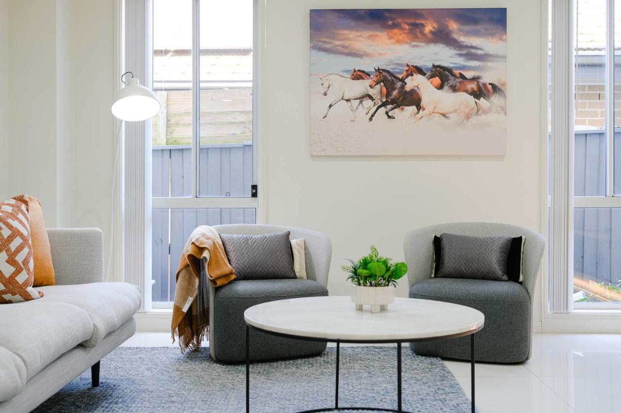 6BR House & Gym Walk to Moorebank Train Station - B&B Moorebank