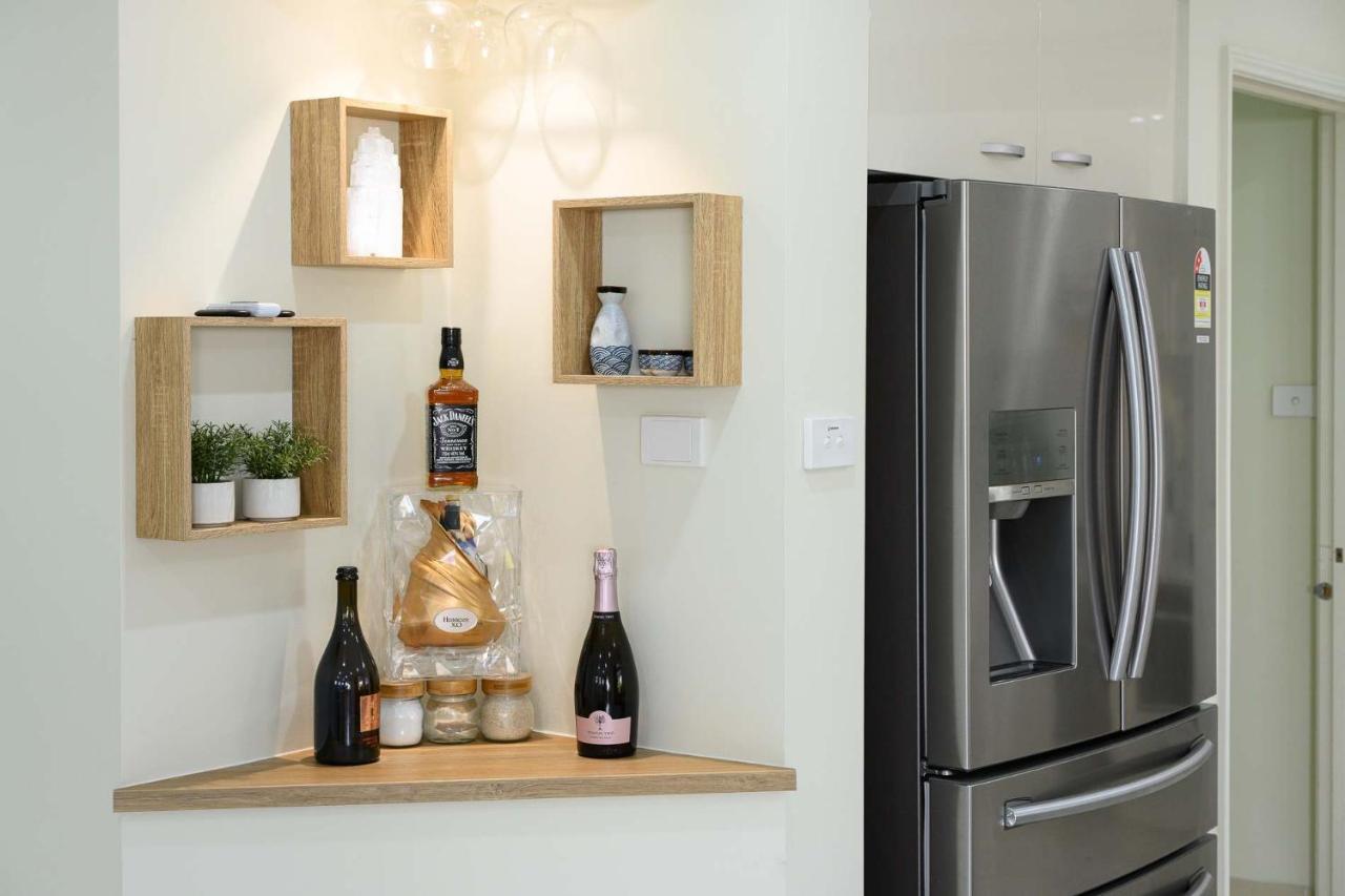 6BR House & Gym Walk to Moorebank Train Station - B&B Moorebank