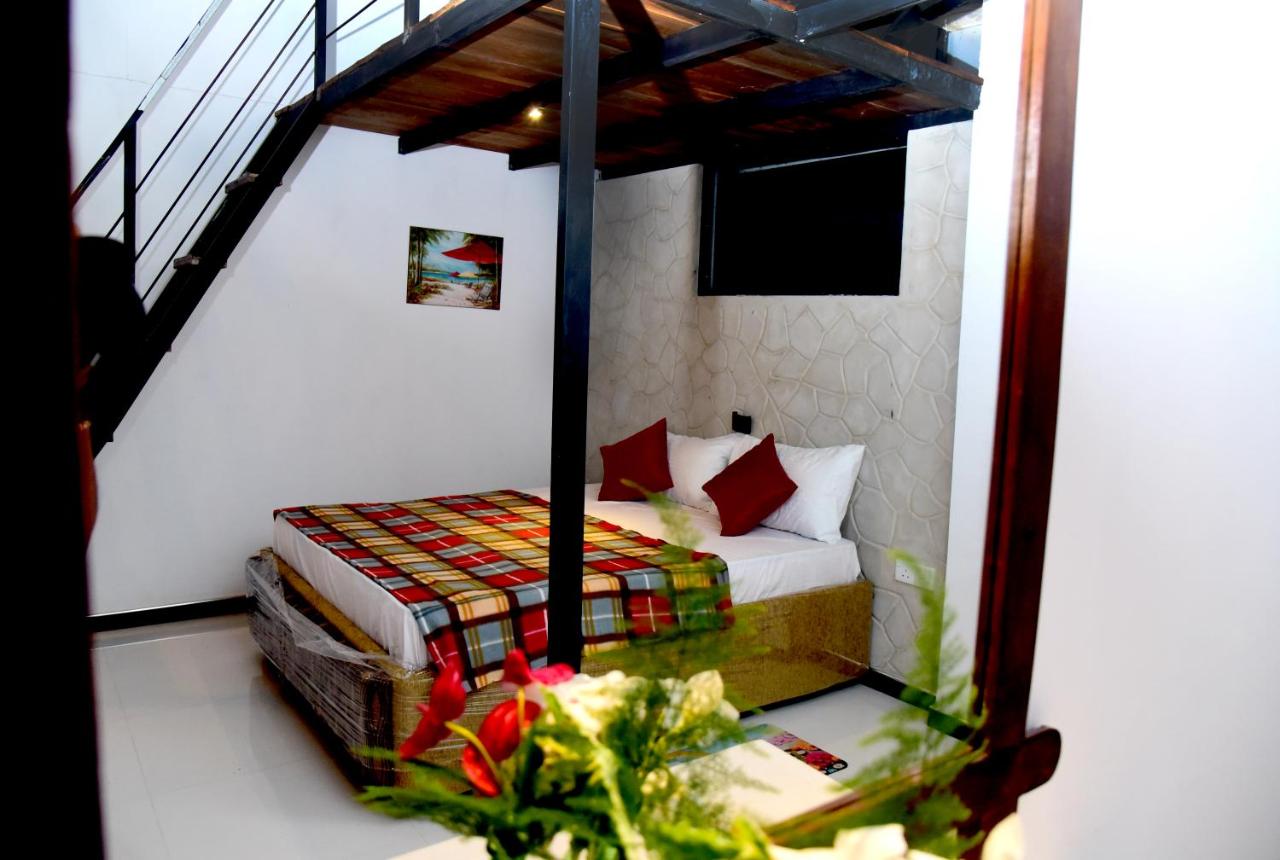 Suite con cama grande y balcón