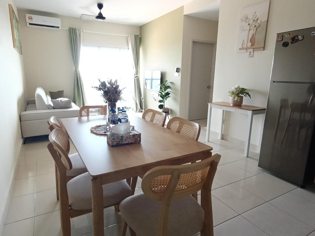 D2303 Magnolia Stay Near KUL Airport, wifi and ASTRO PROVIDED - Bed and Breakfast Sepang
