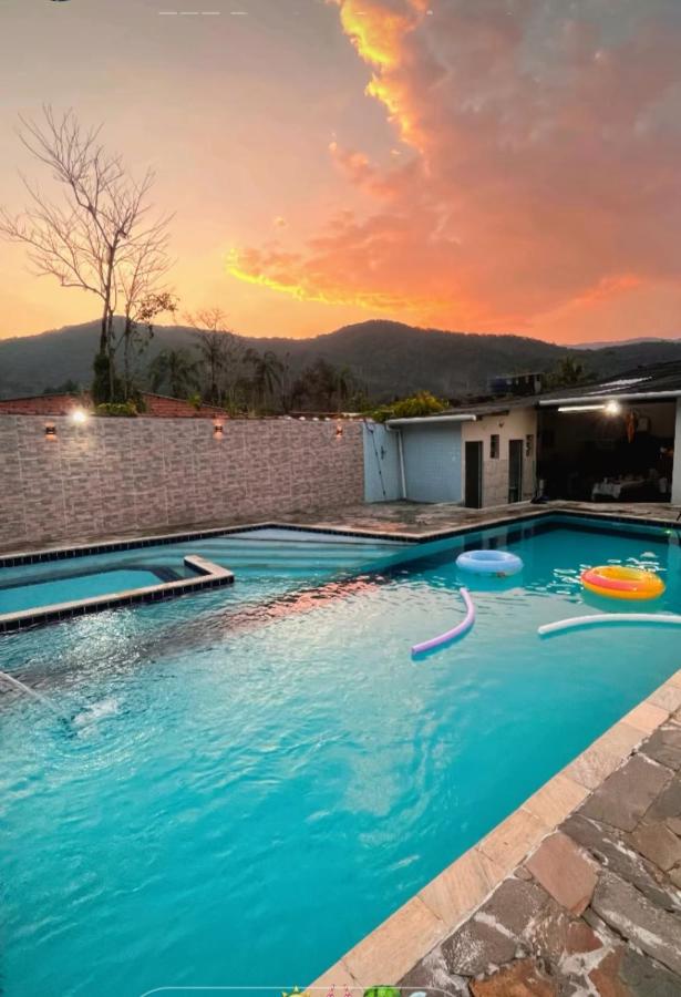 Casa em Bertioga com piscina aquecida Sitio família ROCHA - B&B Bertioga
