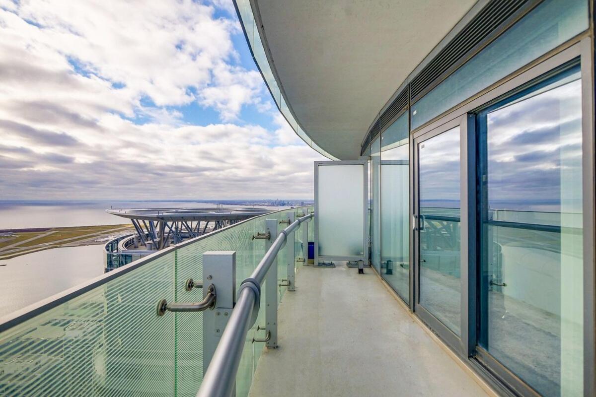 Luxury 1BR Suite 65th Floor - Lake & Island View! - B&B Toronto
