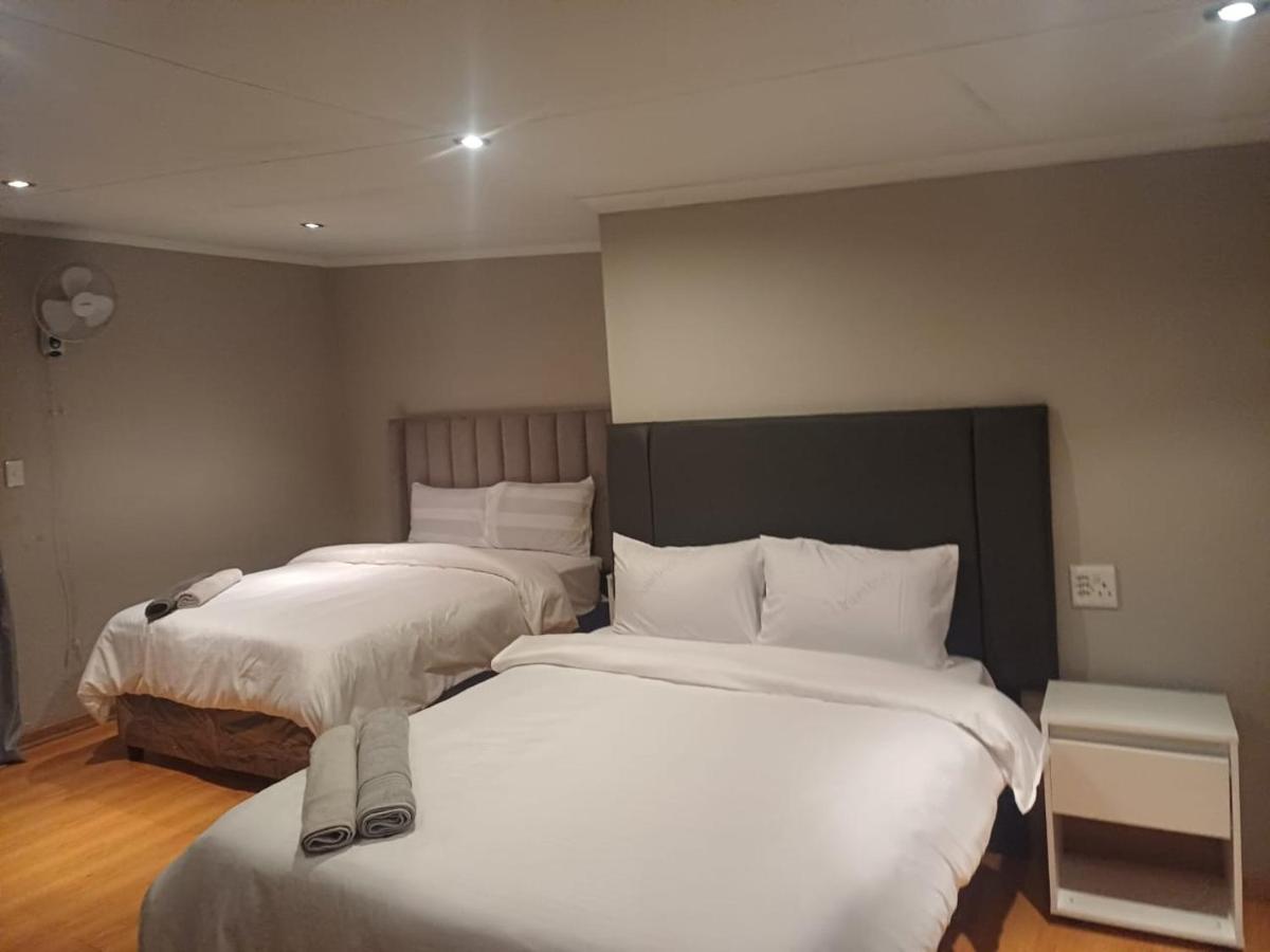 Vierbettzimmer mit Dusche