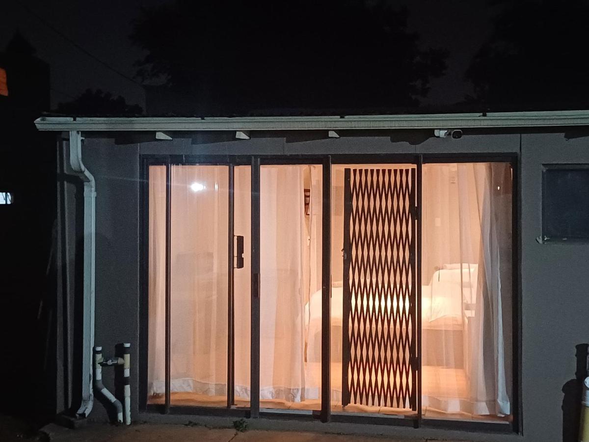 Camera Quadrupla Economy