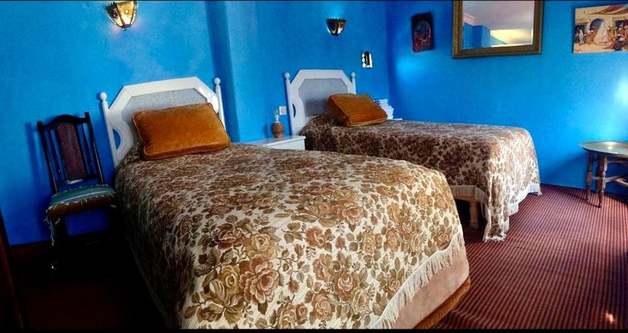 Tweepersoonskamer met 2 Aparte Bedden en Gedeelde Badkamer