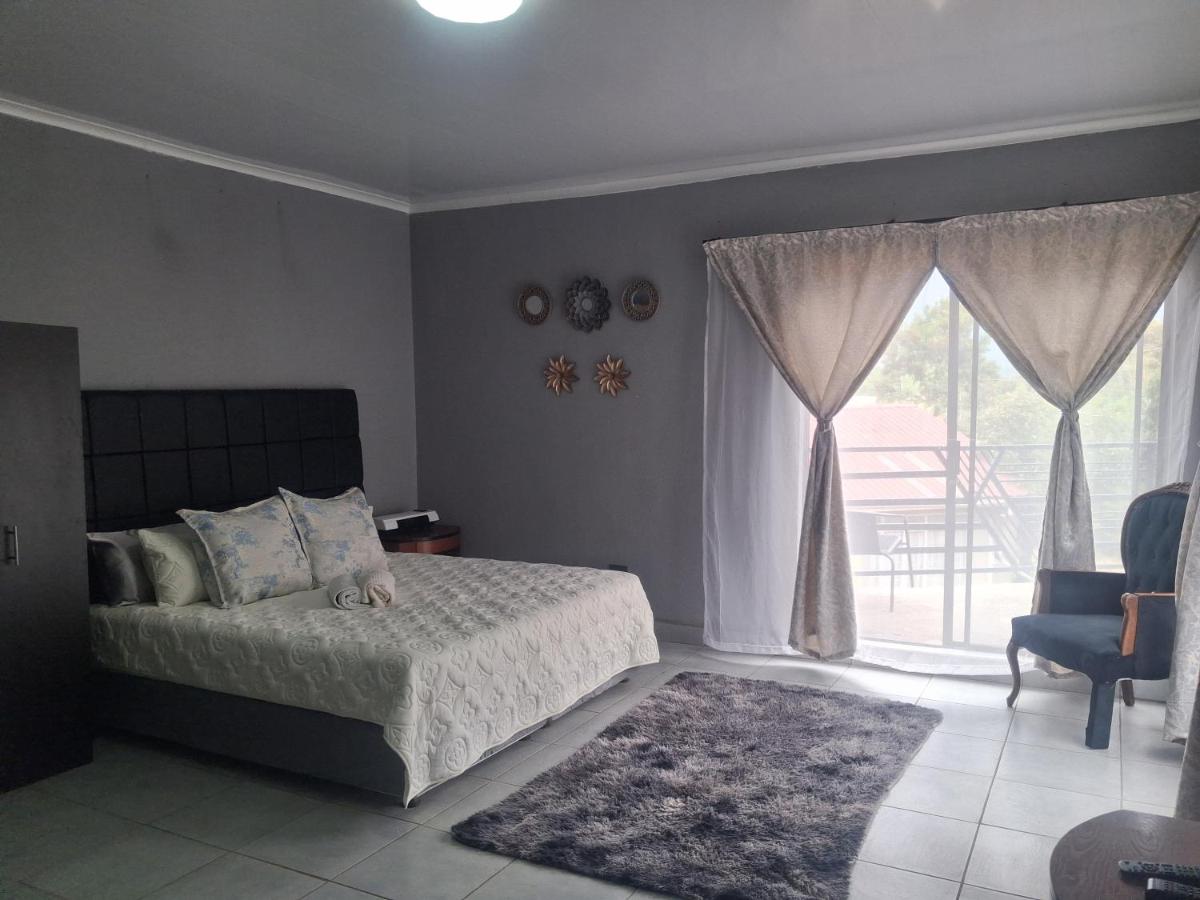 Suite con cama grande y balcón