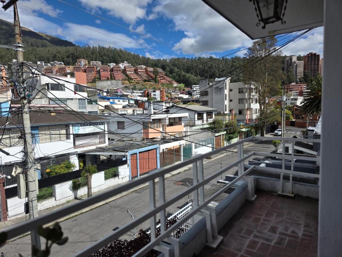 Departamento 4 Dormitorios, 6 Camas, 9 Personas, con 2 Balcones, Wifi y 1 Parqueadero Gratis - B&B Quito