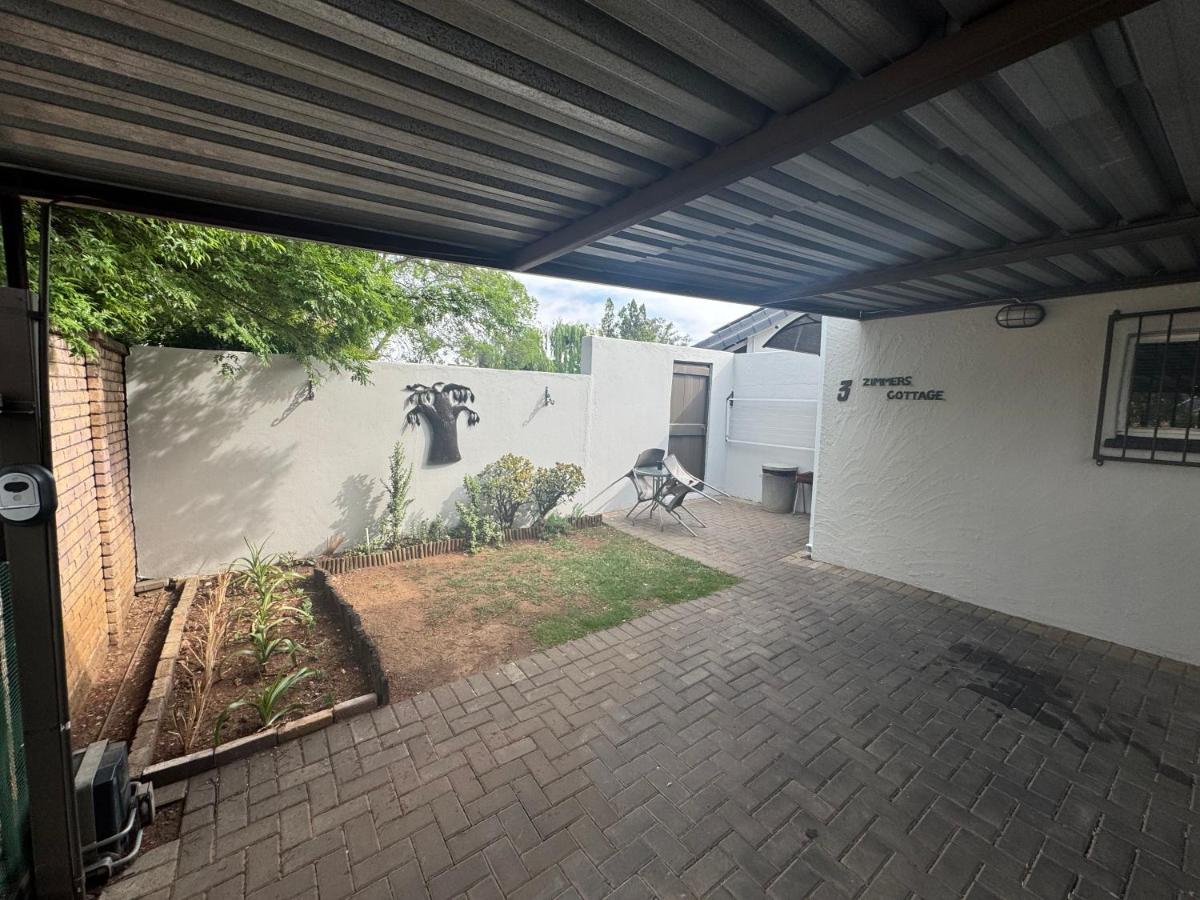 Secure cottage with Wifi and PLEX OR Tambo Airport - Bed and Breakfast Germiston
