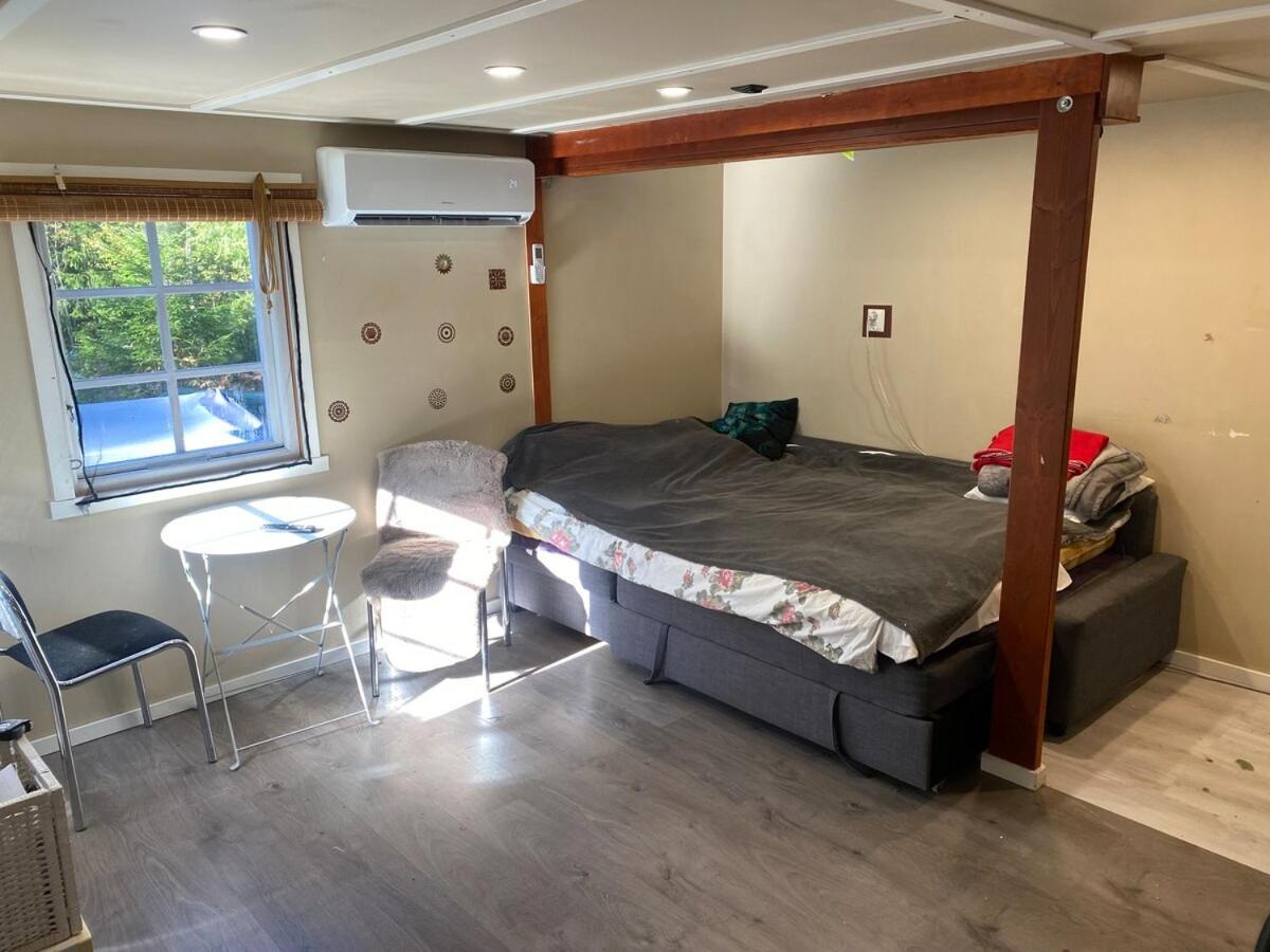 Cozy cottage in the woods near lake & sauna - Chambres d'hôtes Edsbro