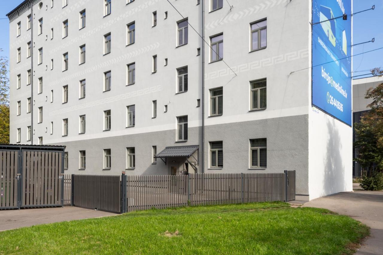 Sunny 1BR Apartment near Park & Stadium - Chambres d’hôtes Riga