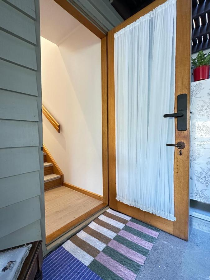 Camellia Romance Retreat near Doncaster Westfield M3 - B&B Doncaster