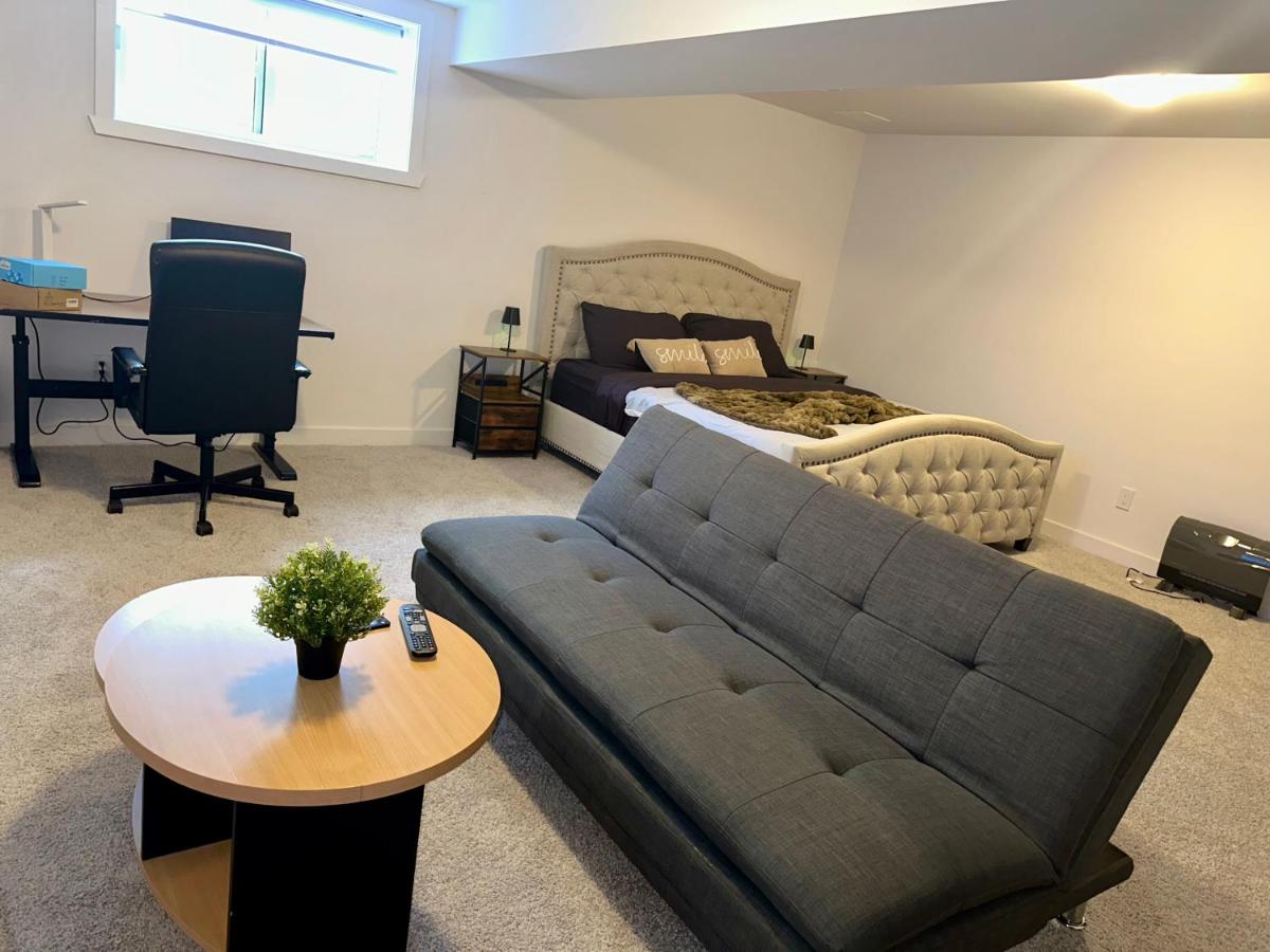 Cozy and Spacious Suite - Private Ensuit Bath - King Bed - Ultra Fast Wifi - Free Parking - Smart TV - B&B Rockland