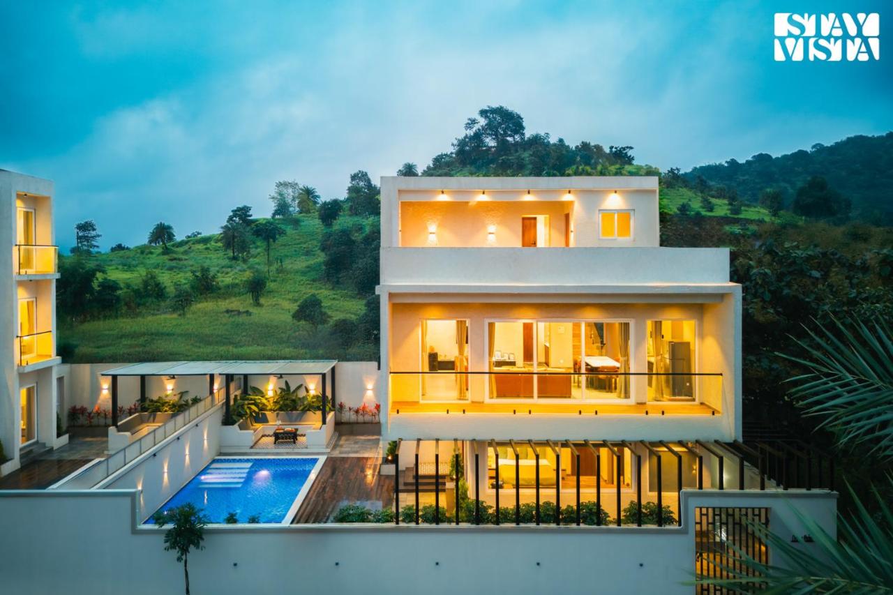 Oriana Palms by StayVista - 4BHK Villa with Private Pool & Gazebo - Bed and Breakfast Igatpuri