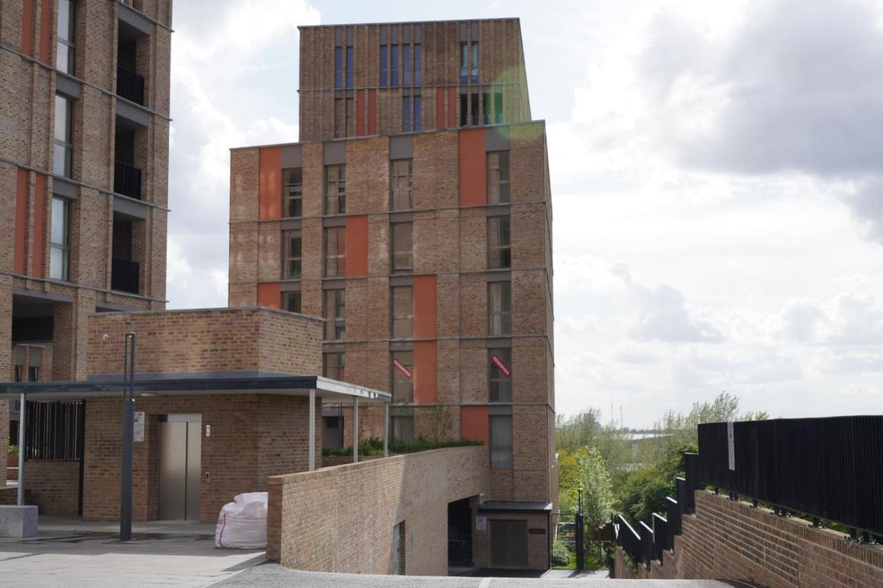 Stunning Morden Apartment Zone 3 Free Parking Prime location Sleeps Upto 6 - B&B London