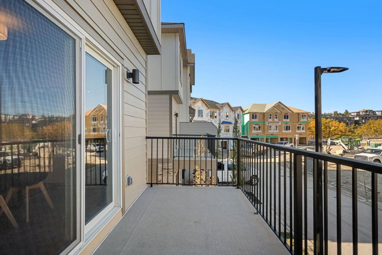 Springbank Hill 4BR Designer Townhome near Aspen Landing – King Bed, Garage, Balcony - Ferienwohnung Calgary