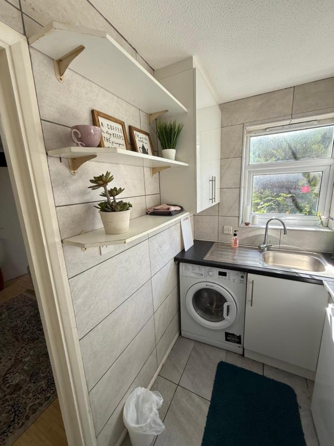 Modern Wembley Apartment Walk to Stadium & Arena - B&B London