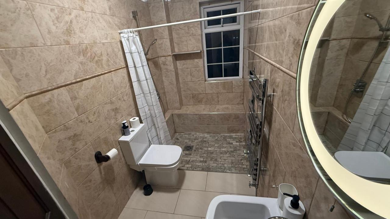 Pat Signature STAYS - B&B Kingsthorpe