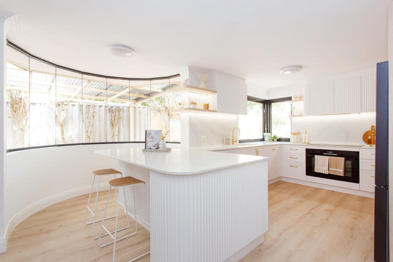 Scarborough Family Beachside Retreat - Walk to beach - B&B Perth