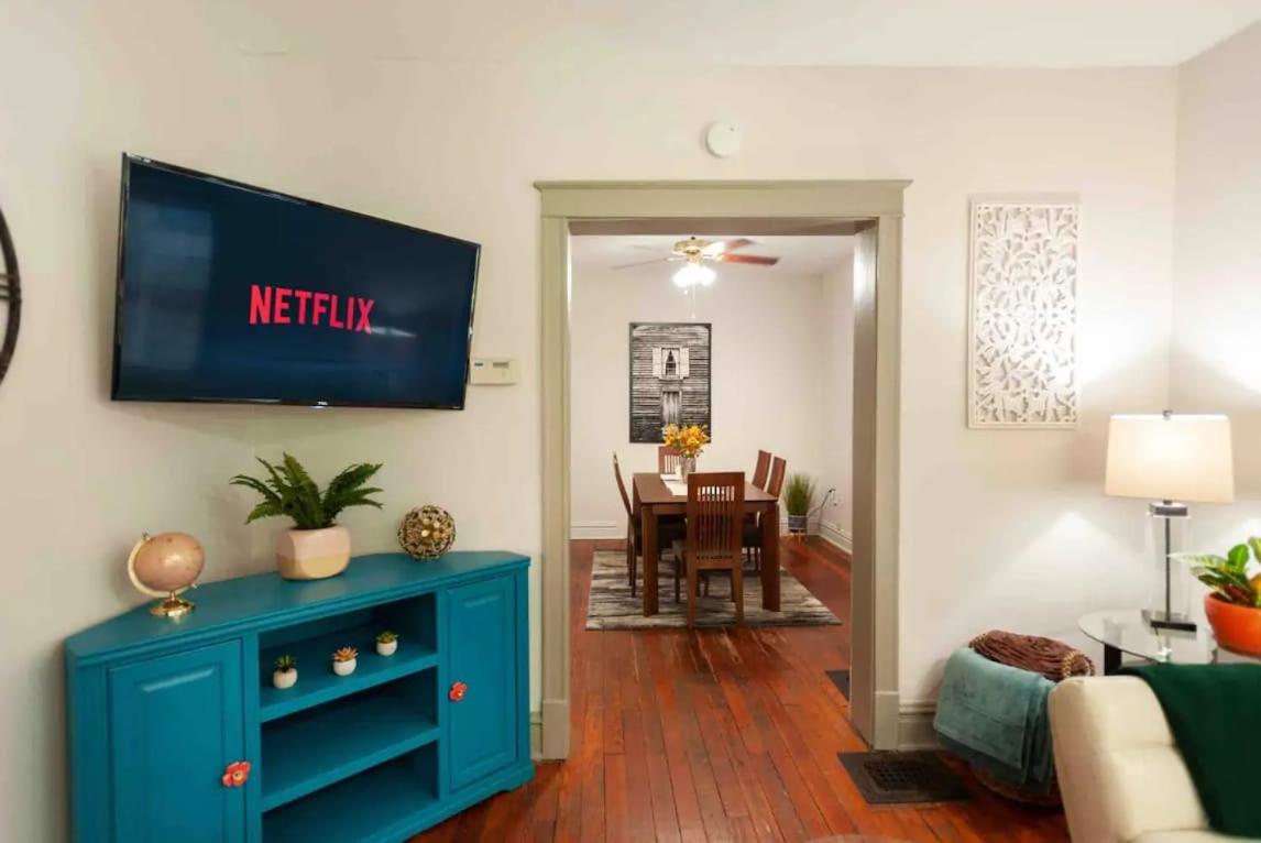 Westport Plaza Stay 2BR Cozy Escape - B&B Kansas City