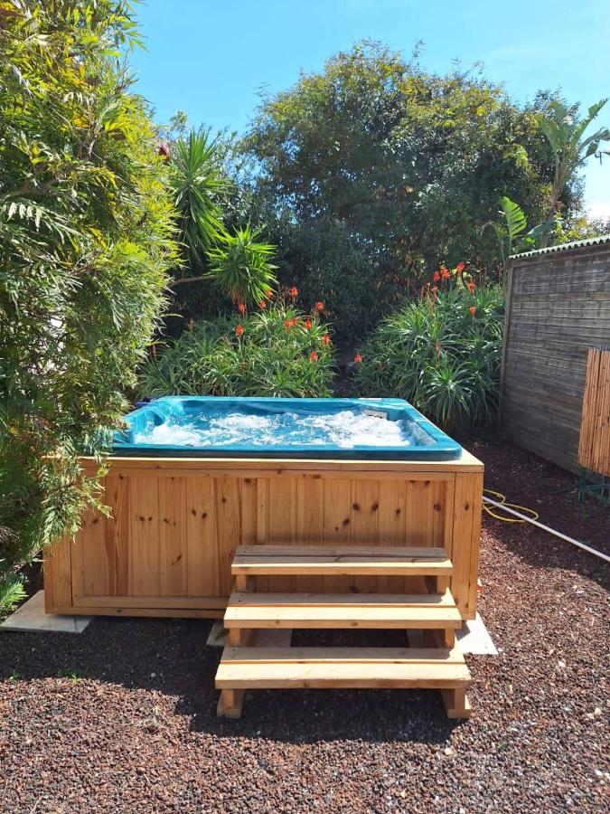Sleeps 12 Family Villa By The Sea W Jacuzzi & Pool - Bed and Breakfast Caesarea