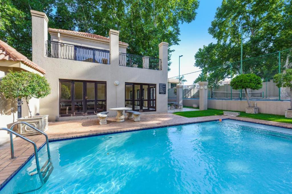 Sandton Luxury Apartment, 82 Via Arrezio - Bed and Breakfast Johannesburg