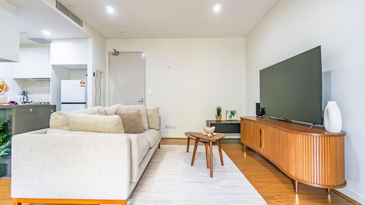 Stunning Tree Top View Waterloo 2B Pool Gym - Bed and Breakfast Sydney