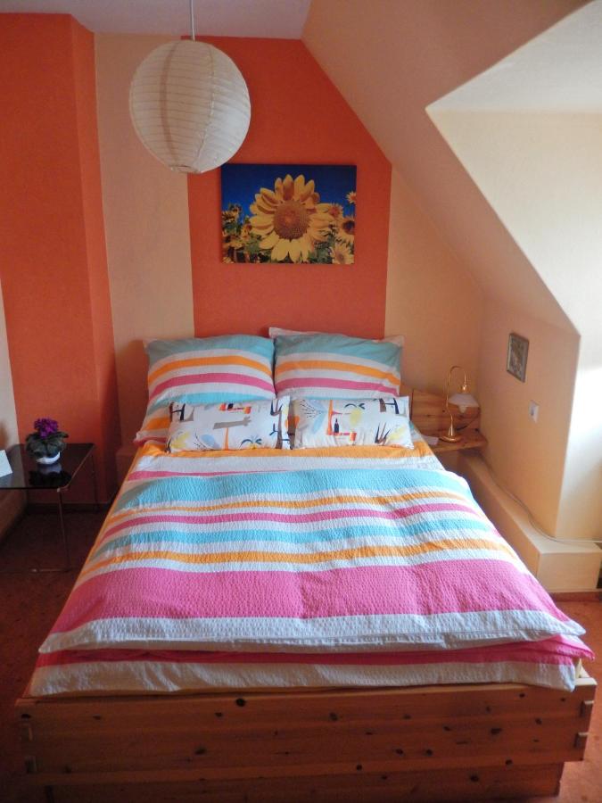 B&B Leer - Ferienwohnung Sonnenblume - Bed and Breakfast Leer