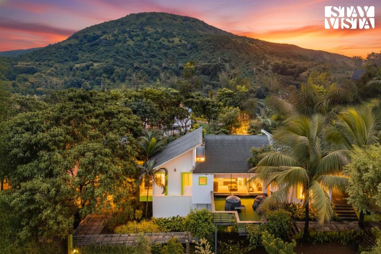 StayVista at Starlight Springs with Pool, Lawn - B&B Nashik