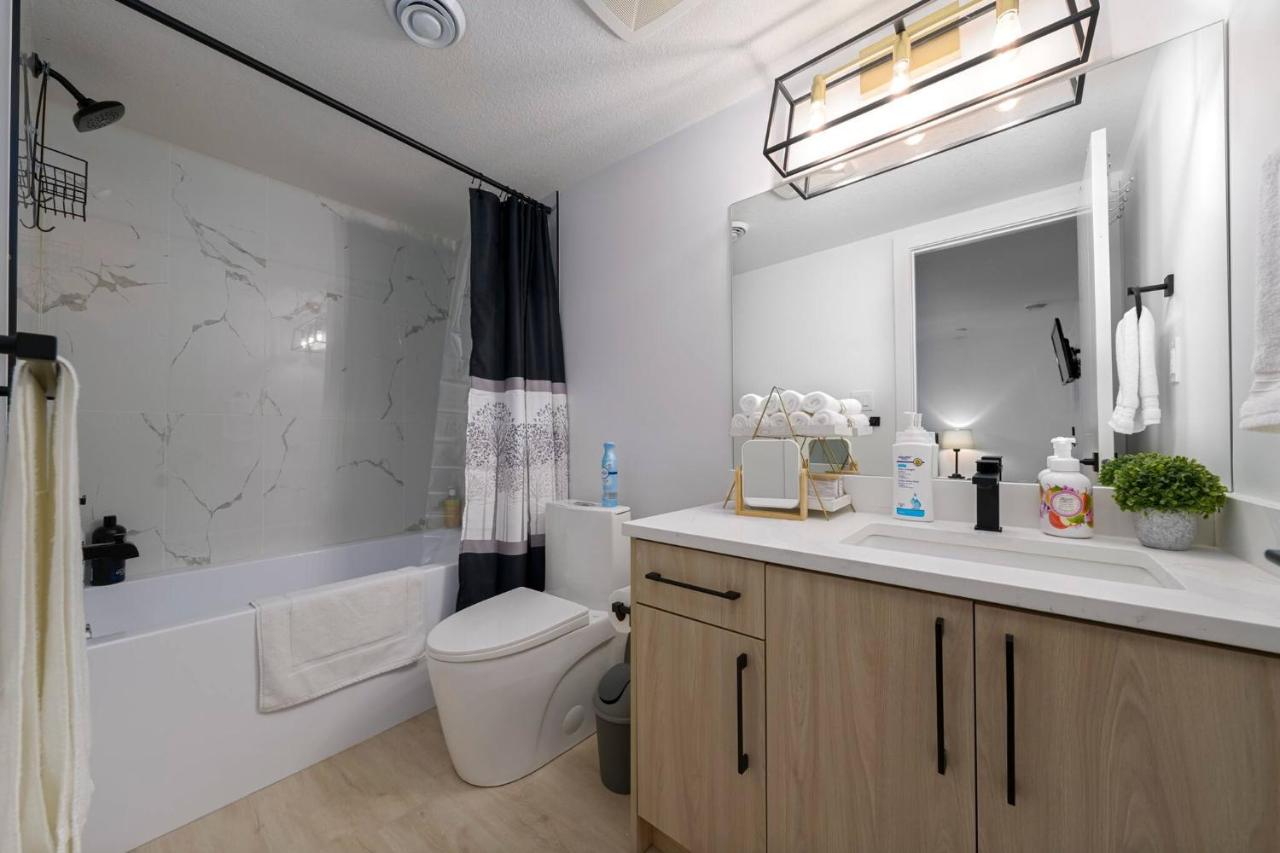 Modern Suite by Hospital 2 Near Transit, Wi-Fi, Netflix - Chambres d'hôtes Edmonton