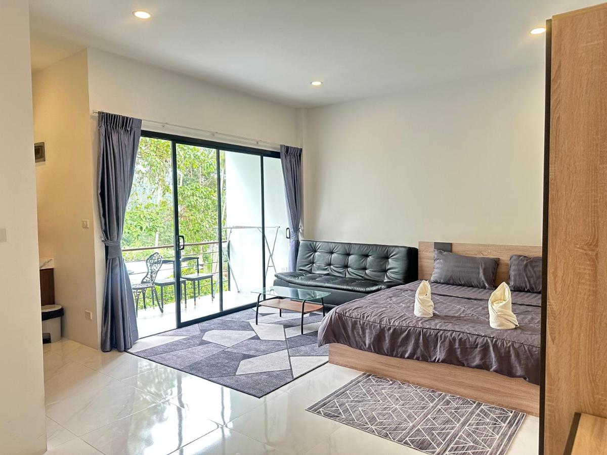 Zimmer mit Kingsize-Bett und Poolblick