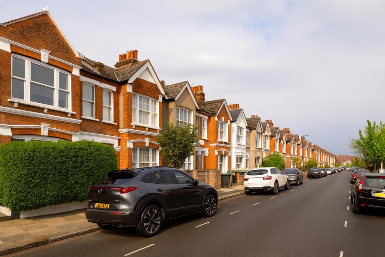 2 Bed Garden Flat in Balham - B&B London