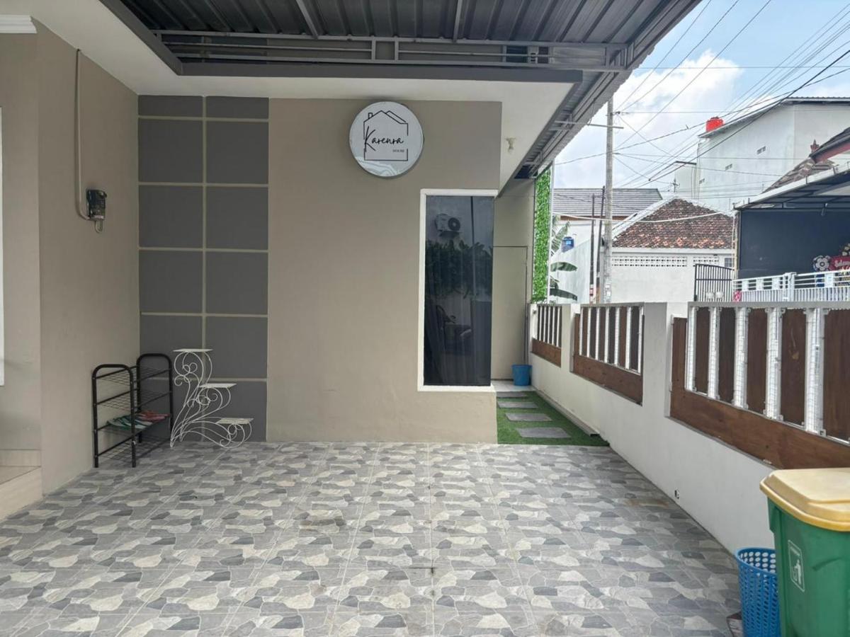 Karenra Guest House di Pusat Kota, Dengan 3 Kamar - B&B Demangan