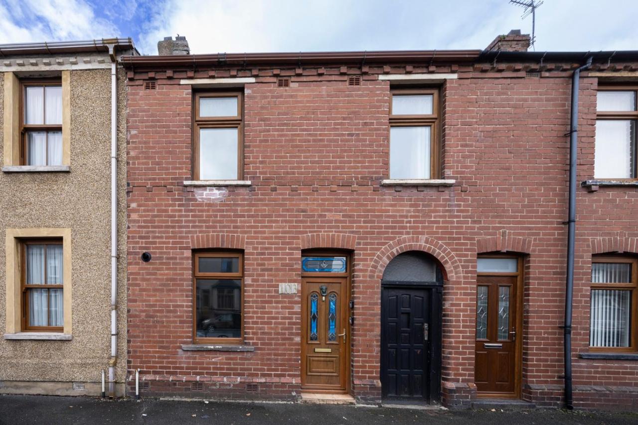 3-Bed House - Free Parking - By Holiday Homes - B&B Barrow in Furness