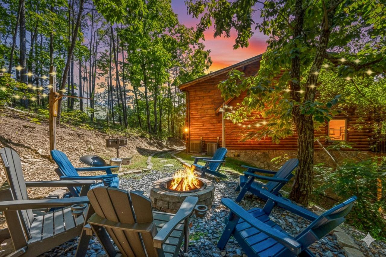 Sevierville Cabin with Deck Minutes to Pigeon Forge - Bed and Breakfast Sevierville