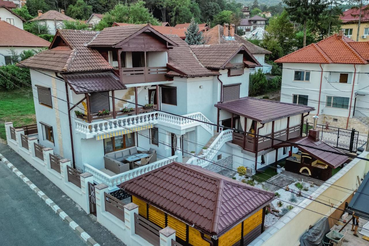 Cazare Ramnicu Valcea - Apartament Central cu Jacuzzi, Terasa, Barbecue, Parcare - B&B Râmnicu Vâlcea