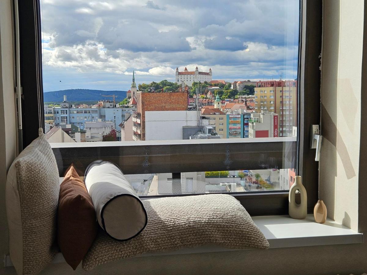 Panorama View Design Apts in Old Town - Free Parking - Bed and Breakfast Staré Mesto