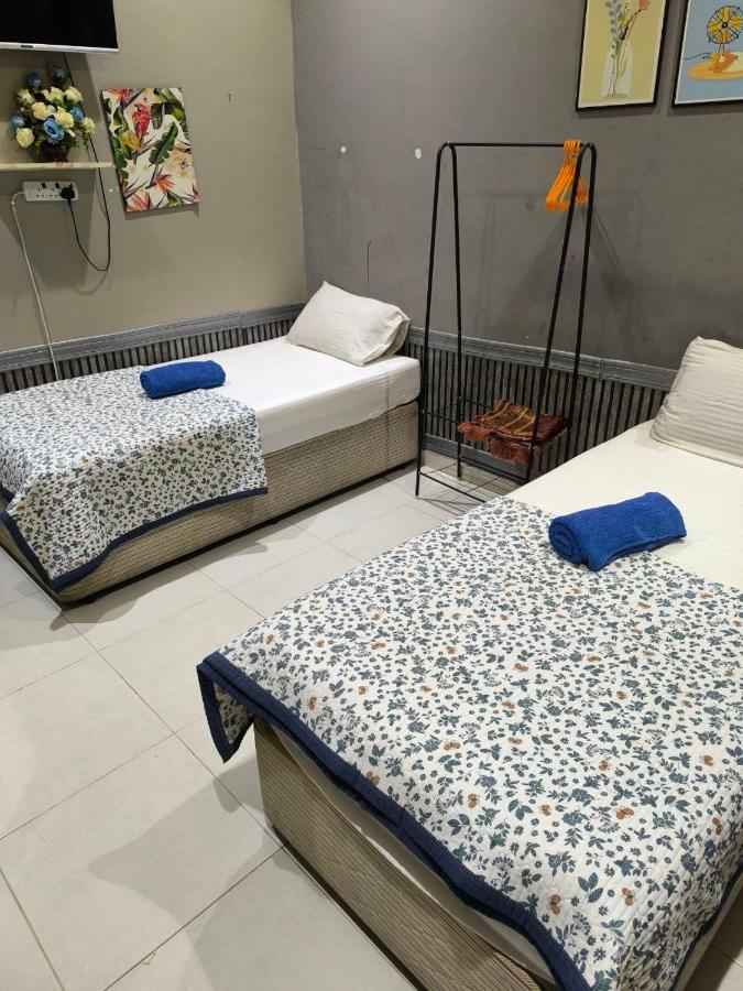 Tweepersoonskamer met 2 Aparte Bedden en Eigen Badkamer