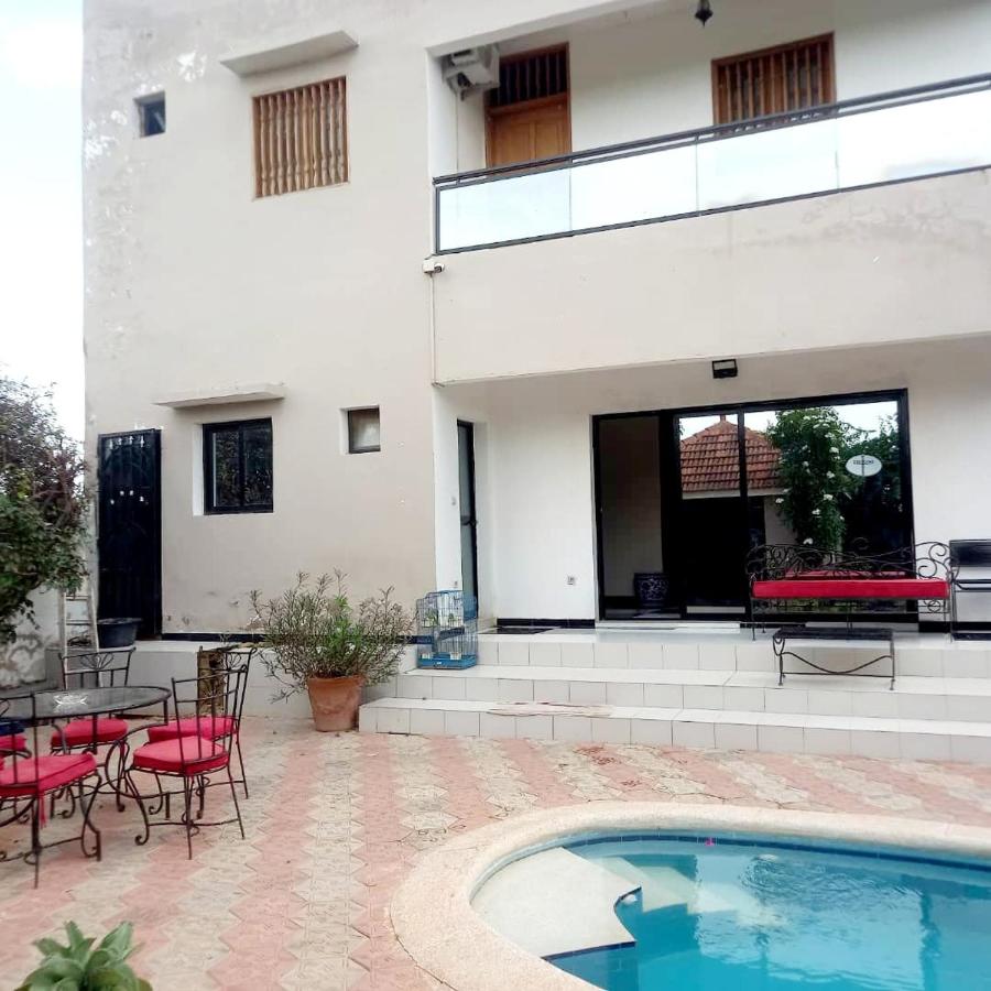 Villa familiale avec piscine, barbecue et salle cinéma à proximité de Saly - B&B Mbour