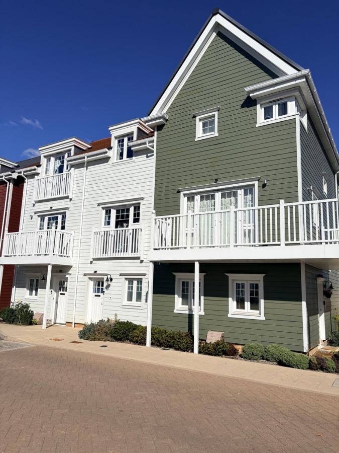 Stylish 4BR Apt Serene and Central - B&B Burghfield