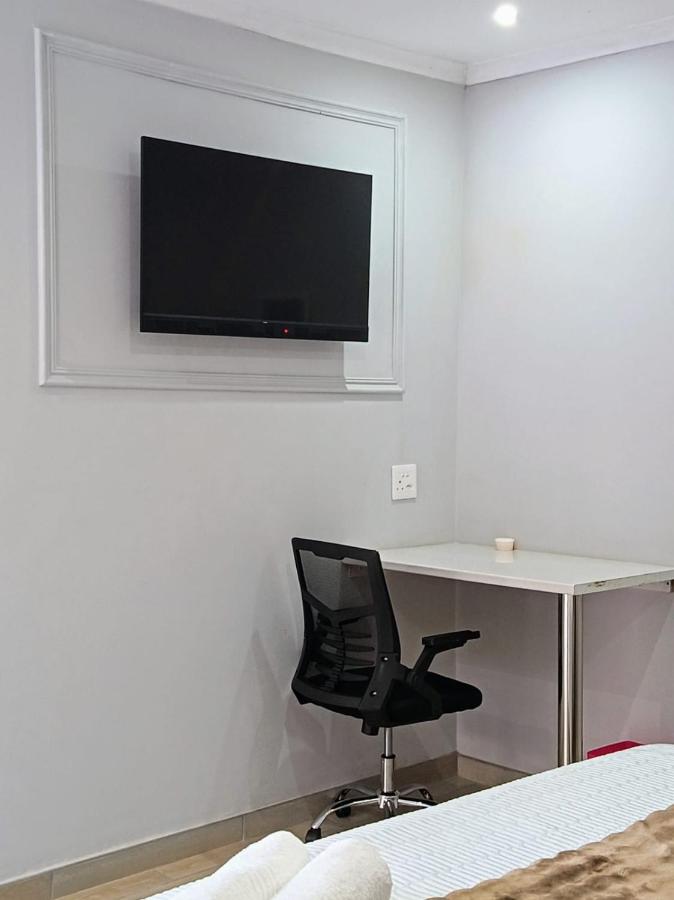 Habitación con cama grande