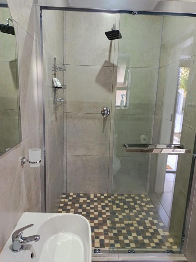 Habitación con cama grande