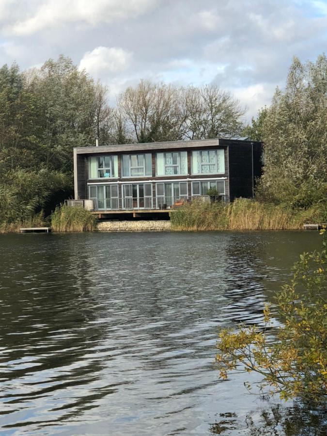 Luxury Lakeside House at Lakes by Yoo - Bed and Breakfast Lechlade