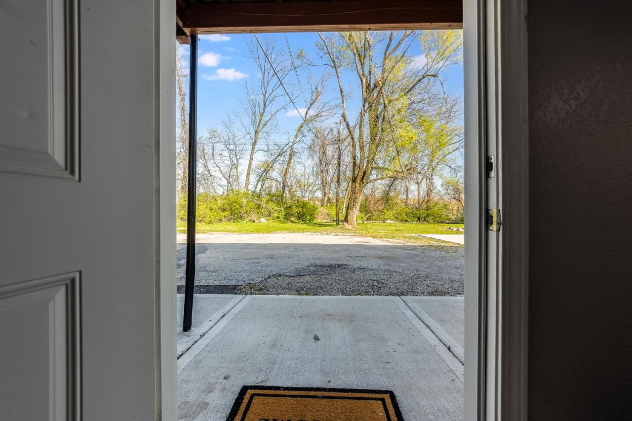 Home in Kansas City 15 mins to KCI with a KING bed and workspace - Chambres d'hôtes Riverside
