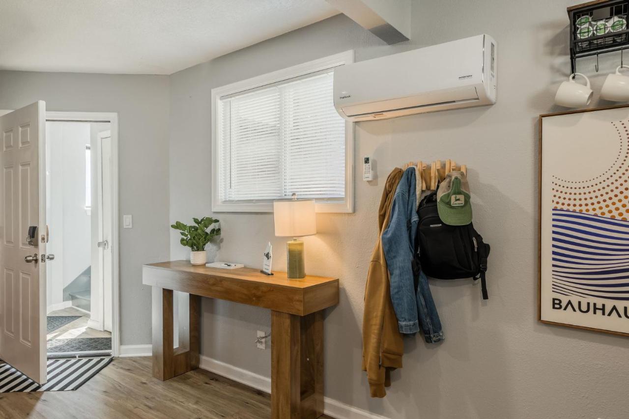 Home in Kansas City 15 mins to KCI with a KING bed and workspace - B&B Riverside