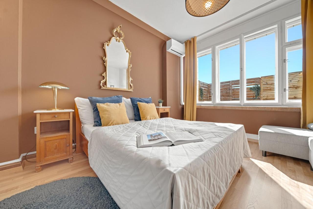 Waterfront River Side Roof Top Apartment - Terrace with city view - Chambres d'hôtes Prague