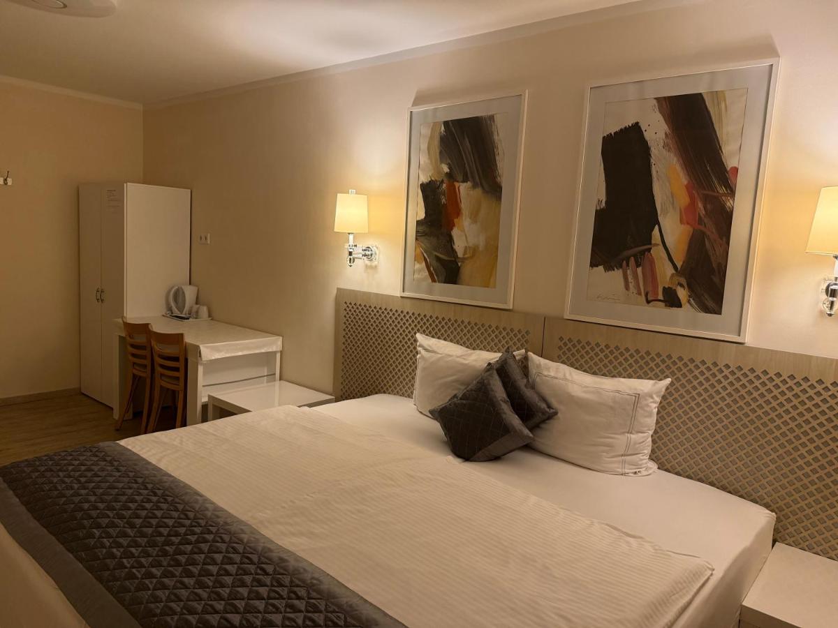 Camera Matrimoniale/Doppia con Letti Singoli con Bagno in Comune