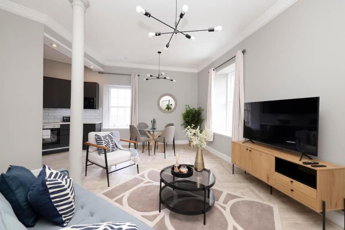 1 Bed in the heart of Grassmarket with Castle Views - Ferienwohnung Edinburgh